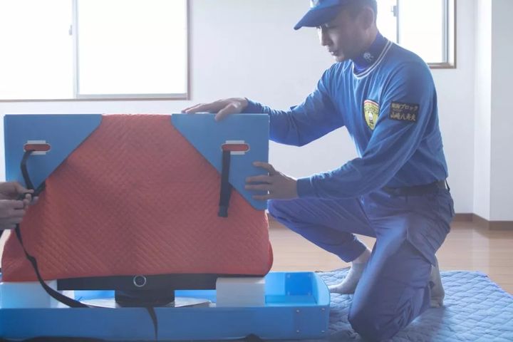 電(diàn)視(shì)被包裹得(de)很(hěn)嚴實,看起來(lái)很(hěn)安全 電(diàn)視(shì)被包裹得(de)很(hěn)嚴實,看起來(lái)很(hěn)安全